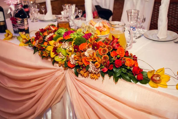 Podzimní Kytice Květin Zdobí Slavnostní Stůl Restauraci — Stock fotografie