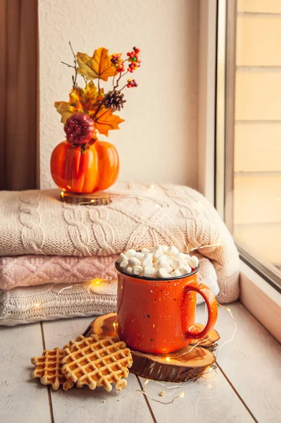 Gezellige Herfst Stilleven Vensterbank Warme Wol Truien Pompoenen Esdoorn Bladeren — Stockfoto