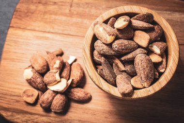 ahşap tahta üzerinde kavrulmuş badem