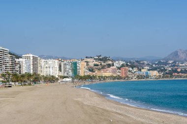 Güneşli bir günde limandan görülen Malaga Plajı