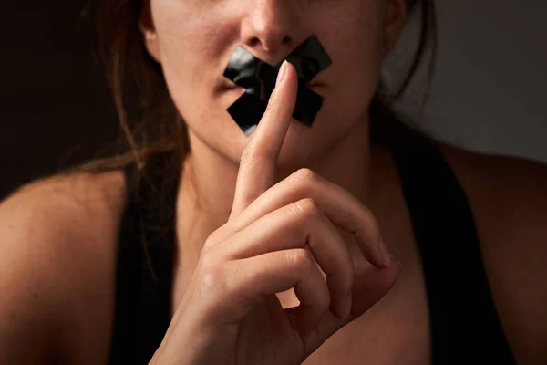 Ağzı Kapalı Bantla Bantlanmış Bir Kadın Sessizlik Jesti Yapıyor Kadınlara — Stok fotoğraf