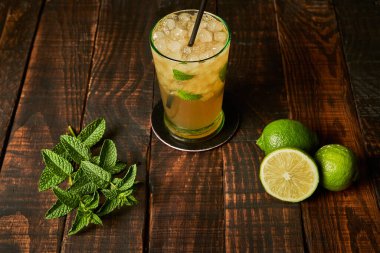 Mojito barda içmeye hazır. Yaz için içki kavramı.