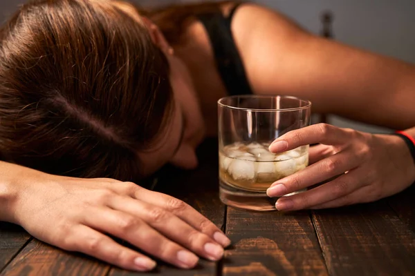 Mujer Borracha Sosteniendo Vaso Alcohol Concepto Alcoholismo — Foto de Stock