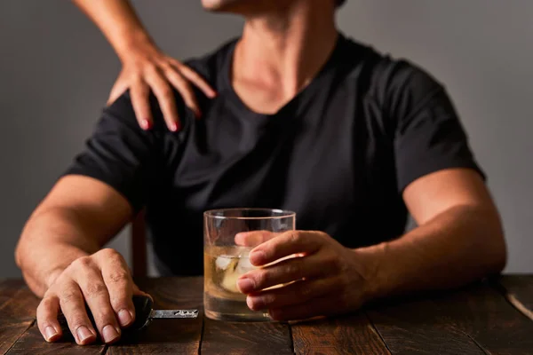 Чоловік Намагається Зупинити Свого Партнера Від Пиття Барі Концепція Алкоголізму — стокове фото