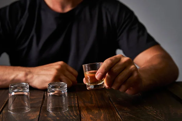 Barda Içki Bardaklarıyla Içki Içen Bir Adam Alkolizm Alkol Bağımlılığı Stok Resim