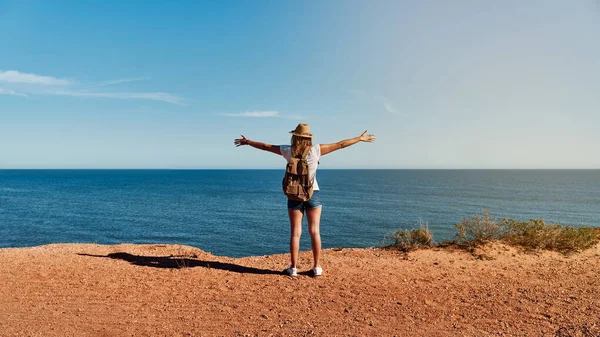 Kolları Açık Şapkası Sırt Çantasıyla Yaz Mevsiminde Deniz Kenarında Seyahat Telifsiz Stok Fotoğraflar
