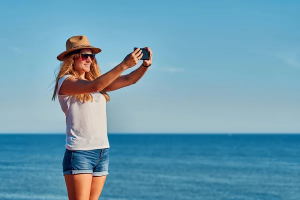 Yazın Deniz Kenarında Şapka Takan Genç Bir Kadın Seyahat Tatil - Stok İmaj