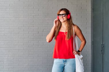 Şehirde cep telefonuyla konuşan çok mutlu bir genç kadın. Yeni teknolojiler ve sosyal ağlar kavramı.