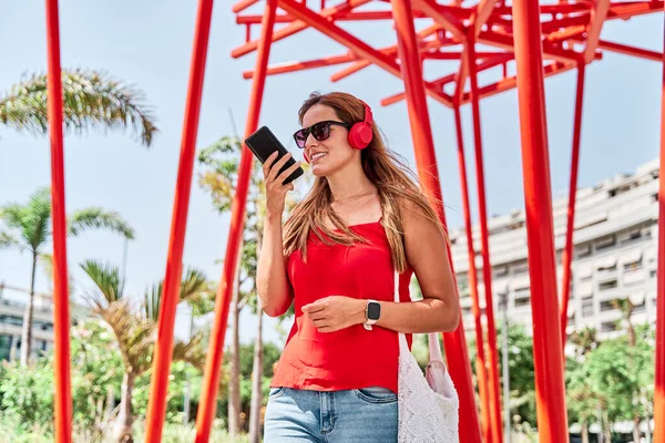 Genç bir kadın cep telefonuyla sesli mesaj yolluyor. Yeni teknolojiler ve sosyal ağlar kavramı.