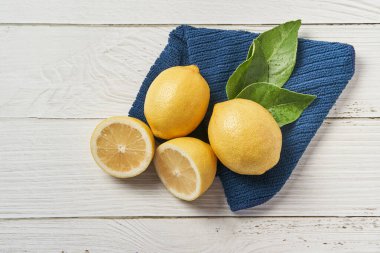 Tahtadaki yeni kesilmiş limonların üst görüntüsü.