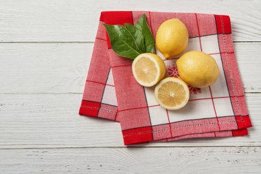 Tahtadaki yeni kesilmiş limonların üst görüntüsü.