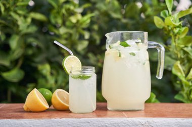 Taze yapılmış limonata bardakları içmeye hazır..