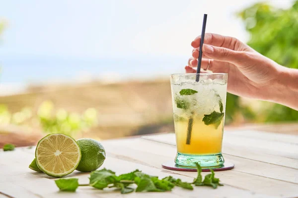 Мохито Готов Выпить Фоне Пляжа Концепция Питья Лето — стоковое фото