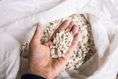 El ve bir torba içinde mermer cips