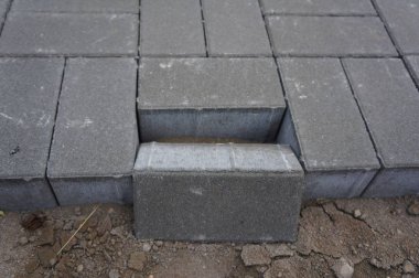 Kumlu bir taban üzerine kaldırım taşları döşeme