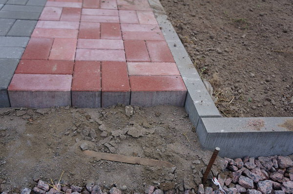 мощеный кирпич в парке
