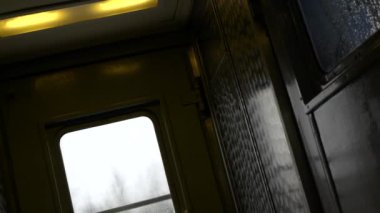 Trenin penceresinden görünümü tren antre