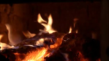 Şömine yanıyor. Tuğladan bir şöminede yanan sıcak bir ateş. Yaklaş. Samimi arkaplan.