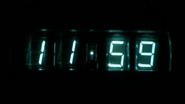 Lambası neon saatler karanlıkta parlayan. saat saat 11:59-12:00