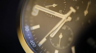 Chronograph yakın çekim ile metal kuvars saat