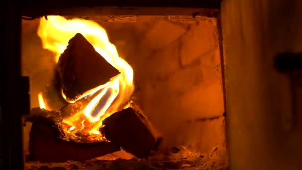 Kandallóégetés Meleg Meleg Égő Tűz Egy Tégla Kandallóban Közelben Hangulatos — Stock videók