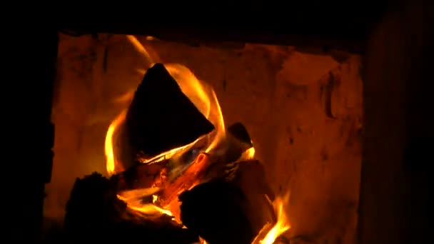 Chimenea Llamas Caliente Acogedor Fuego Ardiente Una Chimenea Ladrillo Cerca — Vídeo de stock