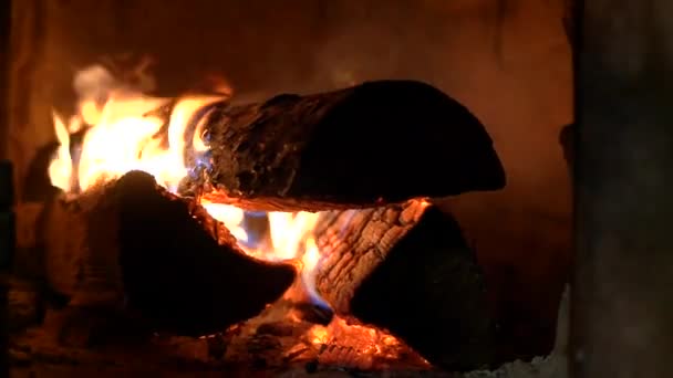 Chimenea Llamas Caliente Acogedor Fuego Ardiente Una Chimenea Ladrillo Cerca — Vídeo de stock