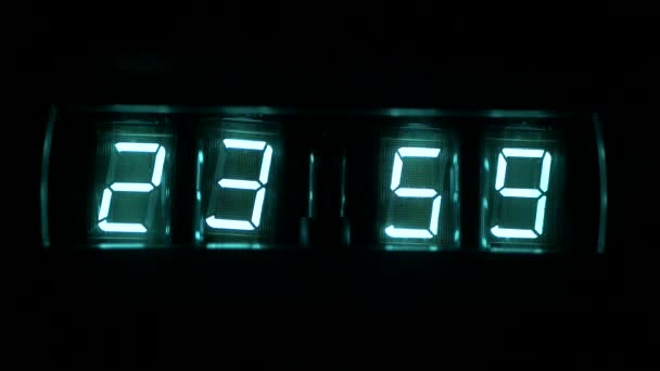 ランプ ネオン時計は 暗闇で光る 時計時間 00時 00分 — ストック動画