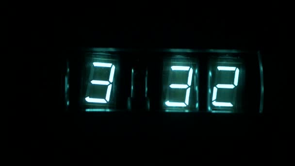 ランプのネオン時計は暗闇の中で光る 時計時間 — ストック動画
