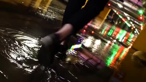 Une Jeune Femme Marche Dans Une Flaque Eau Dans Parking — Video