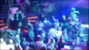 Barın yakınındaki bir gece kulübünde bir sürü insan, parti, striptiz.