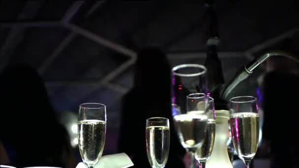 女の子とフッカとナイトクラブのテーブルの上にシャンパンとグラス ストック映像