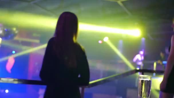소녀가 나이트클럽에 뒤에서 바라본다 스톡 비디오