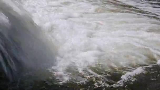 貯水池の滝 水が湖に流れ込む 動画クリップ