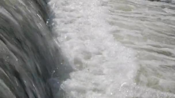 縁石に水を流れる小さな滝 ロイヤリティフリーストック映像