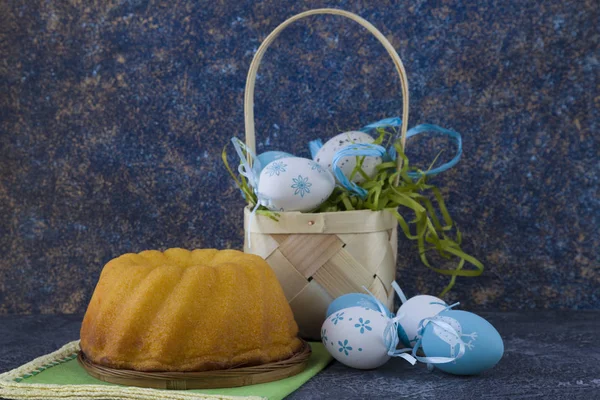 Pasen Brood Blauwe Pasen Eieren Een Mand Donkere Stenen Tafel — Stockfoto