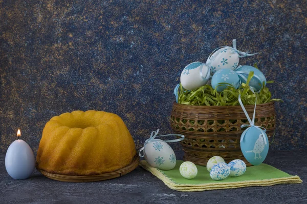 Pasen Brood Blauwe Pasen Eieren Een Mand Donkere Stenen Tafel — Stockfoto