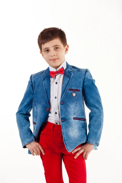 Stílusos Fiú Kék Farmer Kabát Piros Nadrágot Piros Csokornyakkendő Izolált — Stock Fotó