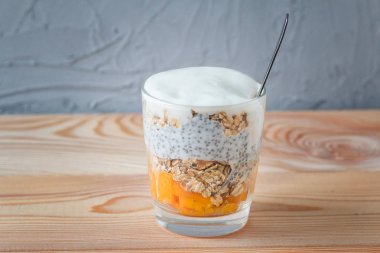 Bir chia bir cam granola ve mango ile sağlıklı vanilya puding