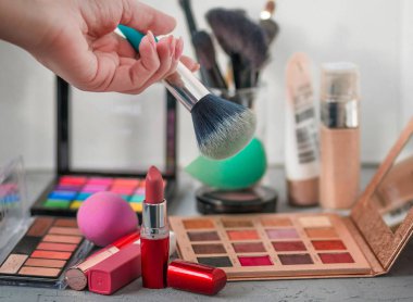 Profesyonel kozmetik fırçalar, allık, ruj ve Sünger gri bir tablo 