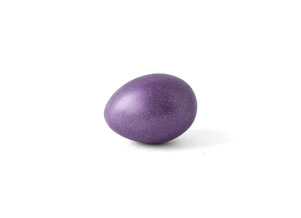 Яйцо фиолетового цвета выделяется на белом фоне. Ручная работа. Пасха — стоковое фото