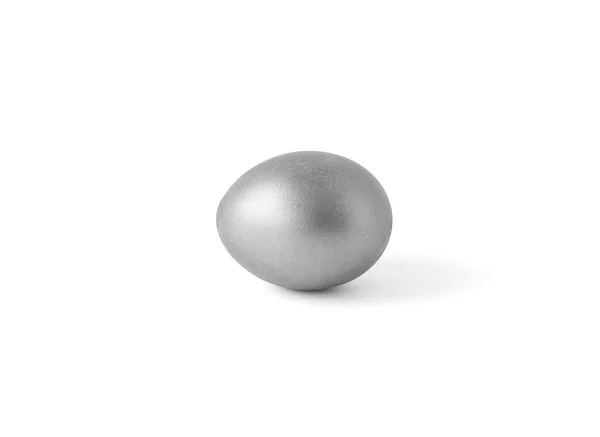 Яйцо серебряного цвета выделяется на белом фоне. Золото. Ручная работа. Пасха — стоковое фото