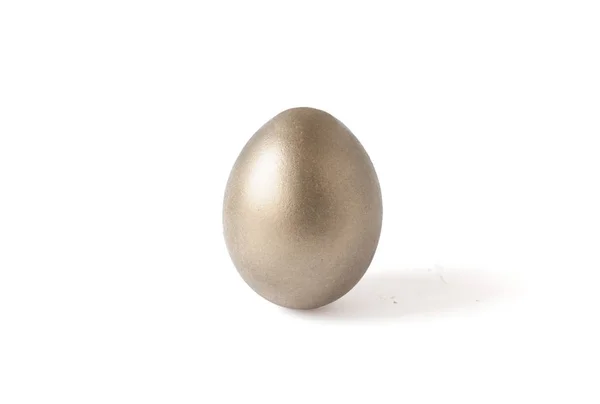 Altın renkli yumurta beyaz bir arka plan üzerinde izole. Altın. İşlemeli. Paskalya — Stok fotoğraf