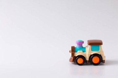 Renkli plastik oyuncak beyaz arka plan üzerinde tren. 