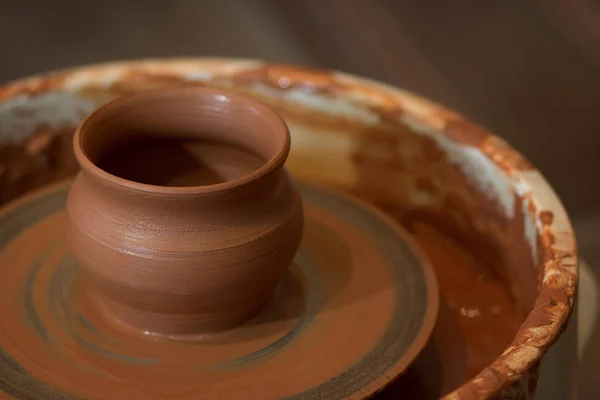 Nieuwe klei cup op een potter van wiel. Handwerk. Rode klei. Bovenaanzicht — Stockfoto