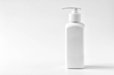 Kozmetik kremler beyaz masada. Cilt sağlığı kavramı temizlik. Önden Görünüm. 