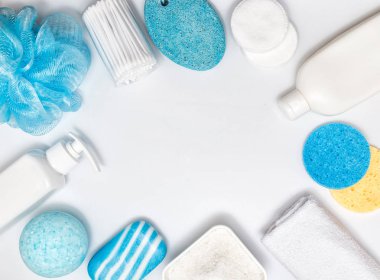 Beyaz masa üzerinde havlu ve banyo aksesuarları ile kompozisyon. Cilt sağlığı kavramı temizlik. Metin için yer kopyalayın. Üstten Görünüm. 