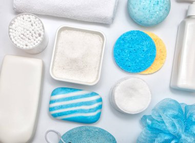 Beyaz masa üzerinde havlu ve banyo aksesuarları ile kompozisyon. Cilt sağlığı kavramı temizlik. Düz yatıyordu. 
