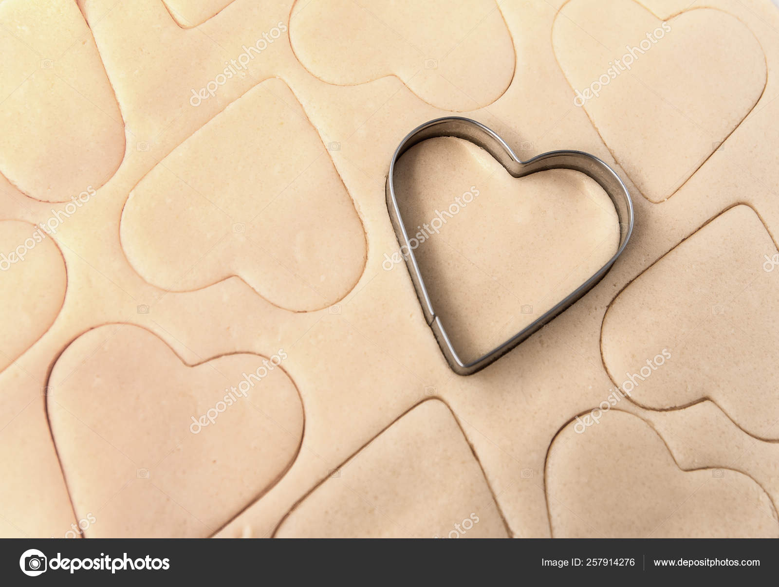 Teig Fur Platzchen Eine Form Zum Ausschneiden Von Keksen In Herzform Valentinstag Ansicht Von Oben Stockfoto C Eva Nezhina Mail Ru