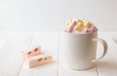 Beyaz bir masada parçalar ve marshmallow ile tatlı sufle ile kahve Fincan. 